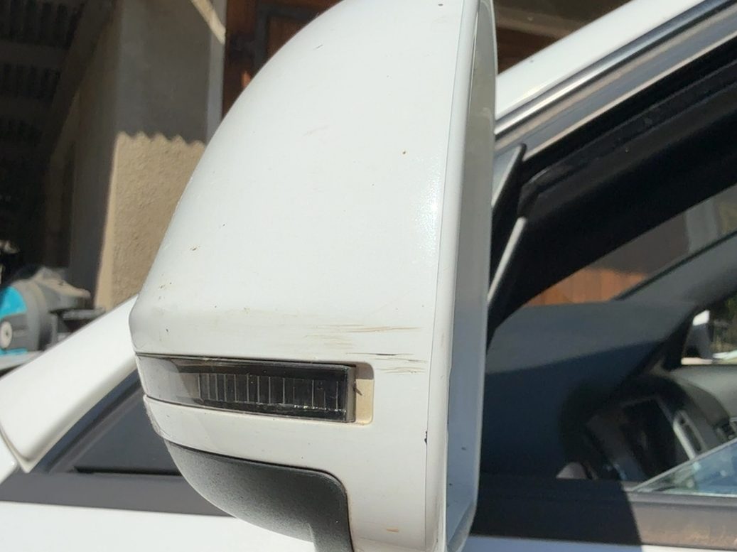Beschädigte Abdeckkappe am linken Außenspiegel eines Audi A6 Avant, Spiegelblinker gerissen, Schadenhöhe 904,43 €
