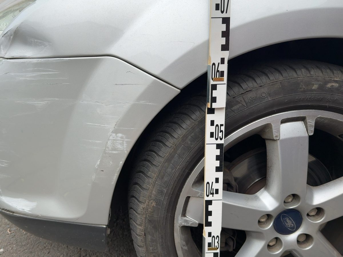 Beschädigte Frontpartie eines Ford Focus II mit eingedrückter Stoßfängerabdeckung und zerstörtem linken Scheinwerfer, wirtschaftlicher Totalschaden