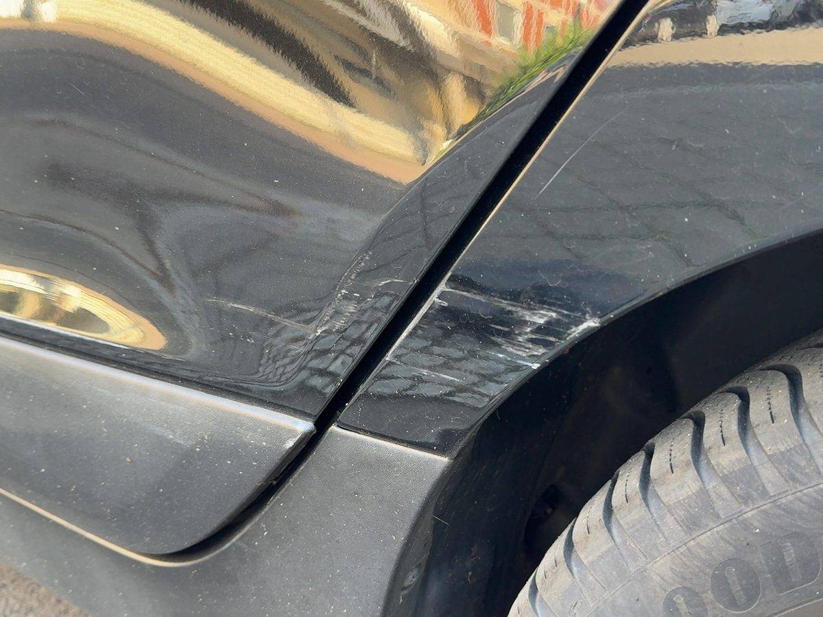 Eingedrückte und verkratzte linke Seitenwand eines Hyundai ix35 mit beschädigter Lackierung an beiden Türen, Schadenhöhe 5.121,29 €
